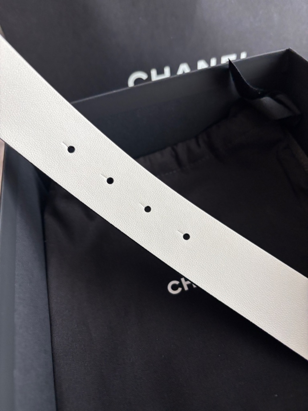 Authentic Chanel Leather Woman Belt, V/White size 80 - Picture 3 of 6